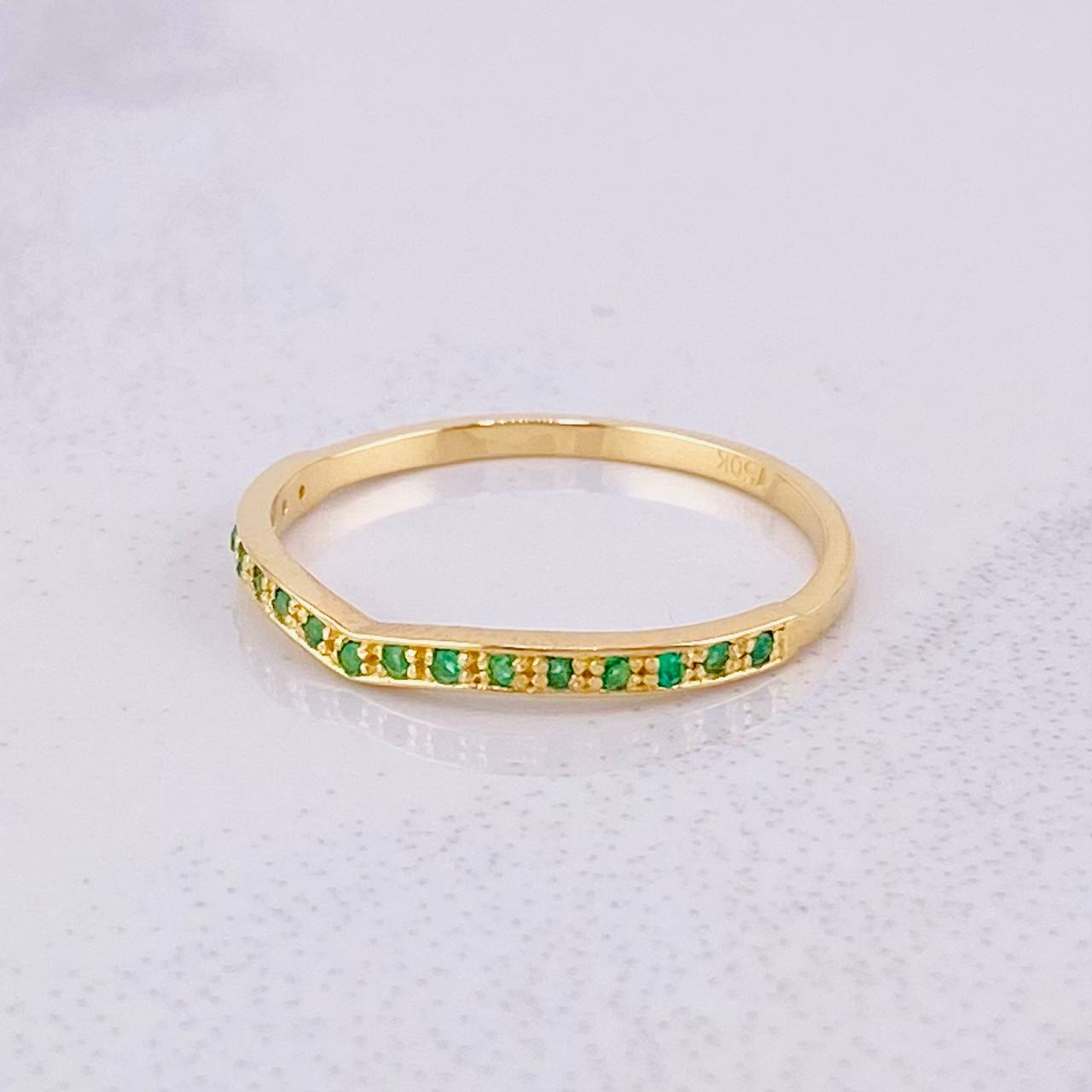 Anillo Carril Curvo Esmeraldas 27pts 1.55g / T8 Oro Amarillo 18K