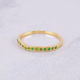 Anillo Carril Curvo Esmeraldas 27pts 1.55g / T8 Oro Amarillo 18K