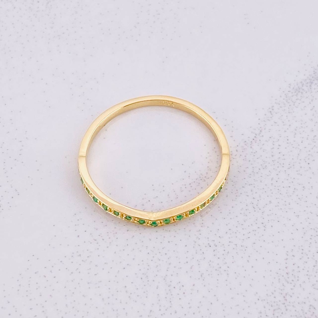 Anillo Carril Curvo Esmeraldas 27pts 1.55g / T8 Oro Amarillo 18K