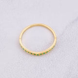 Anillo Carril Curvo Esmeraldas 27pts 1.55g / T8 Oro Amarillo 18K