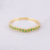 Anillo Carril Curvo Esmeraldas 27pts 1.55g / T8 Oro Amarillo 18K