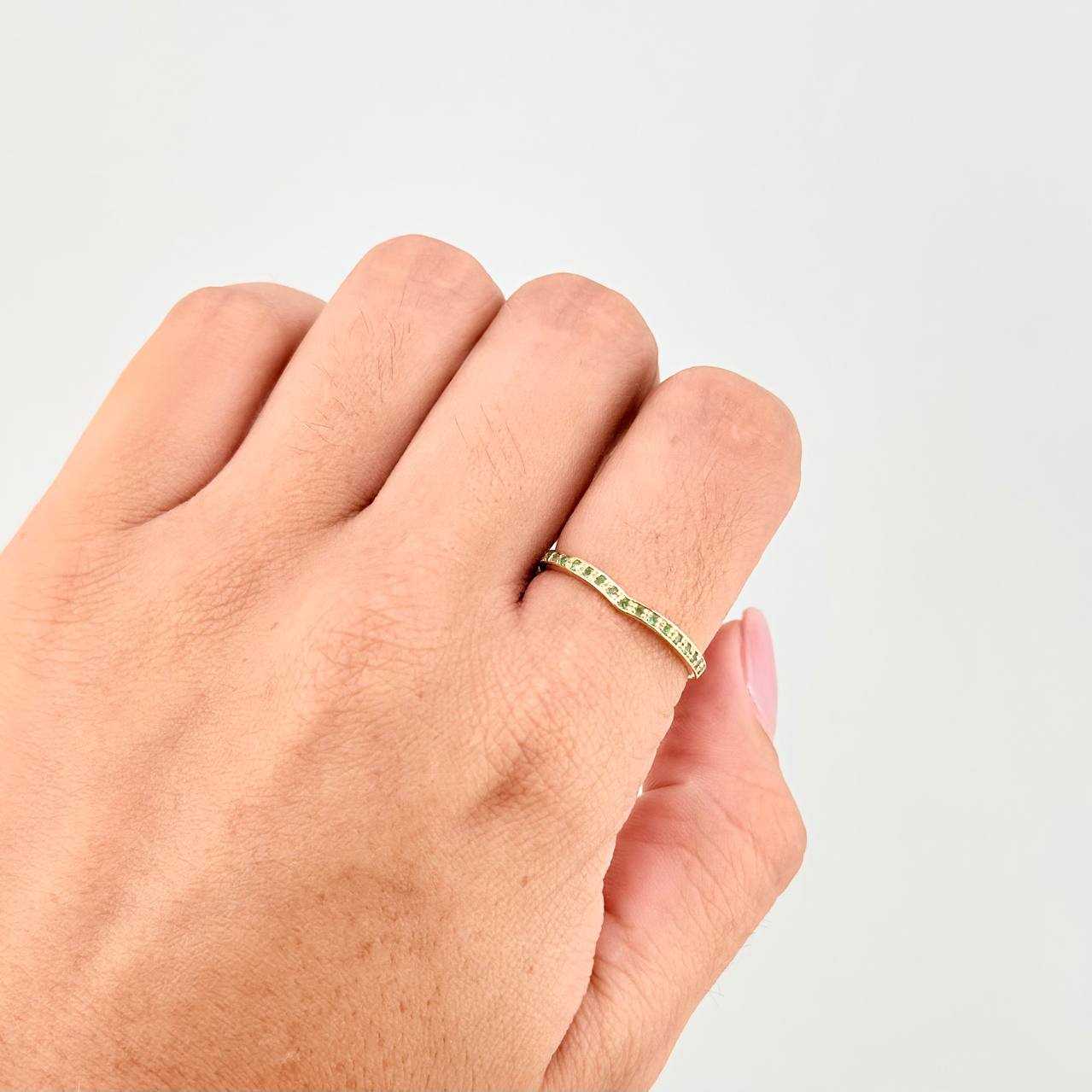Anillo Carril Curvo Esmeraldas 27pts 1.55g / T8 Oro Amarillo 18K