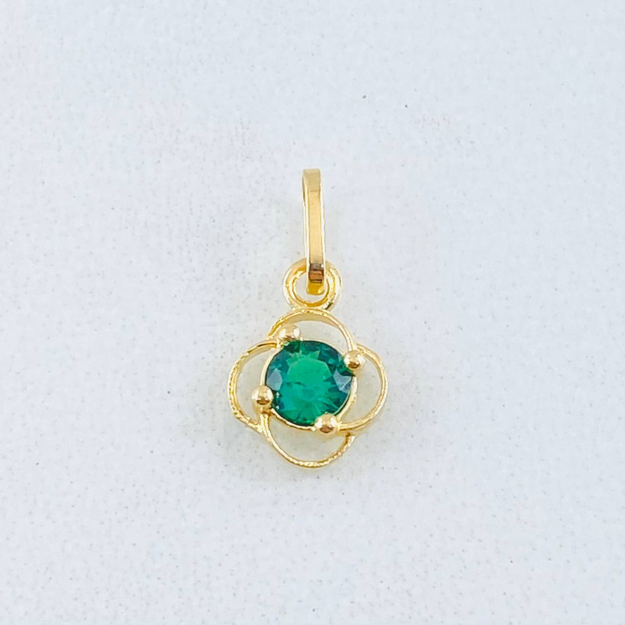 Dije Flor Silueta 0.35gr / 1.3cm / Oro Amarillo 18K *