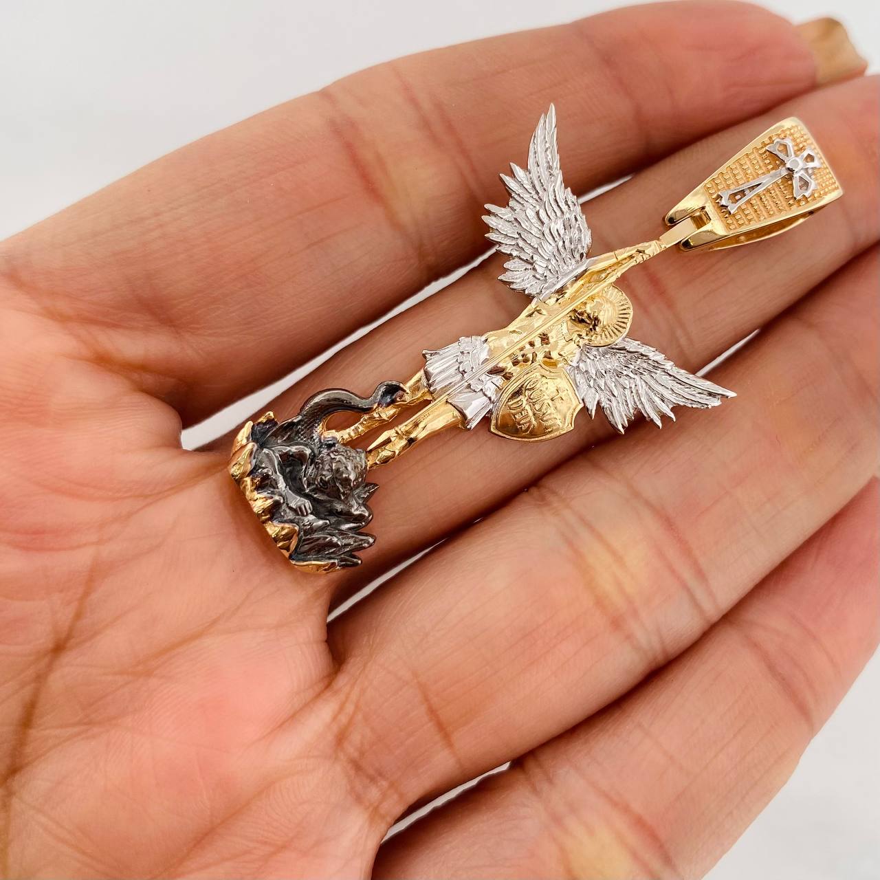 Dije San Miguel Arcángel 11.15g / 5.3cm Tres Oros 18K