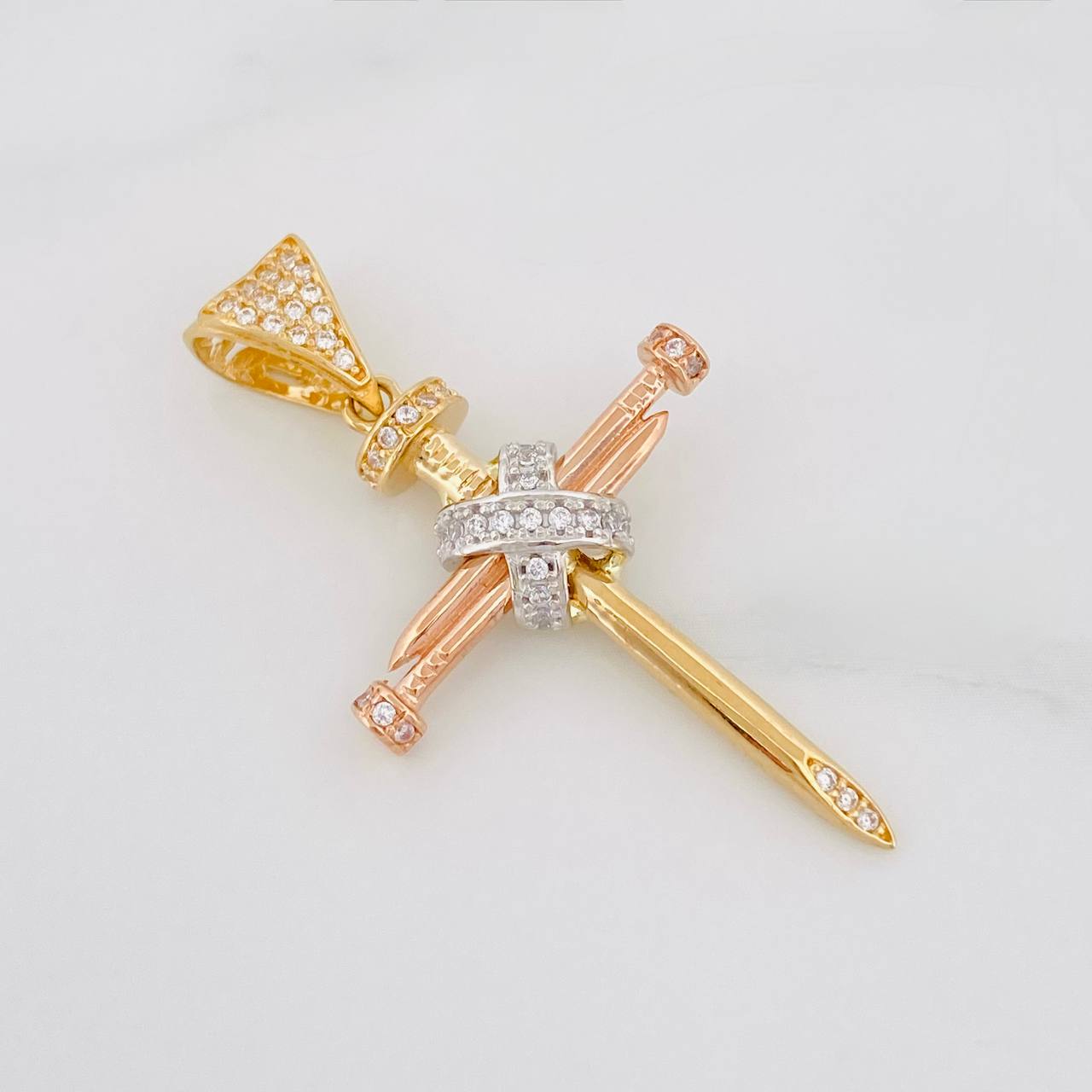 Dije Cruz Clavo 3.45g / 3.9cm Tres Oros 18K