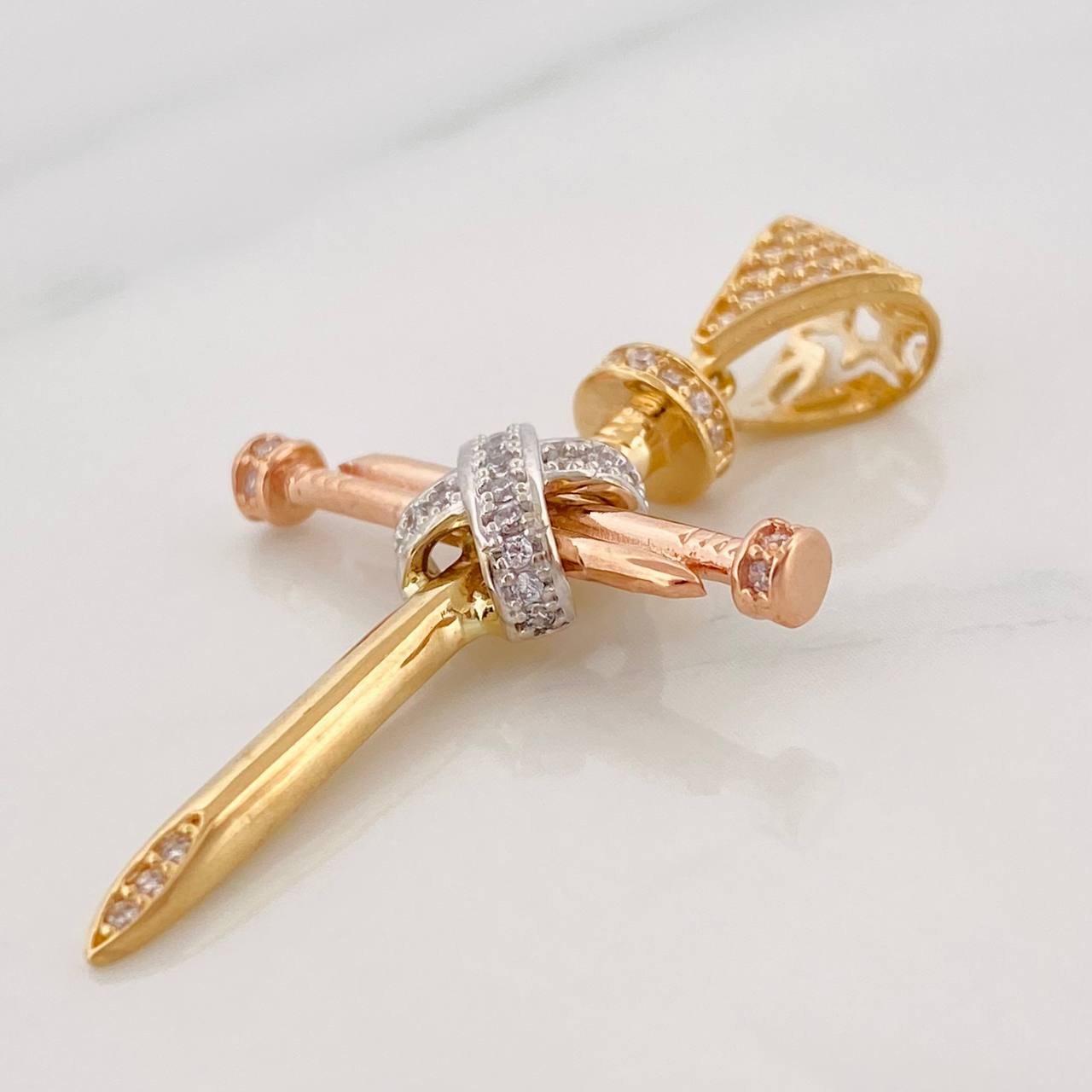 Dije Cruz Clavo 3.45g / 3.9cm Tres Oros 18K