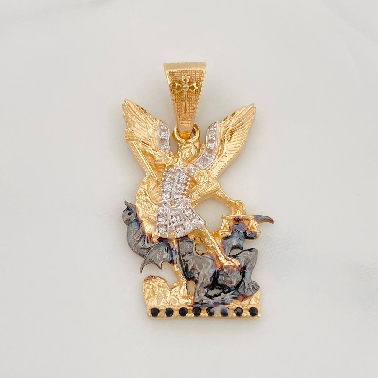 Dije San Miguel Arcángel 4.45g / 3cm Tres Oros 18K