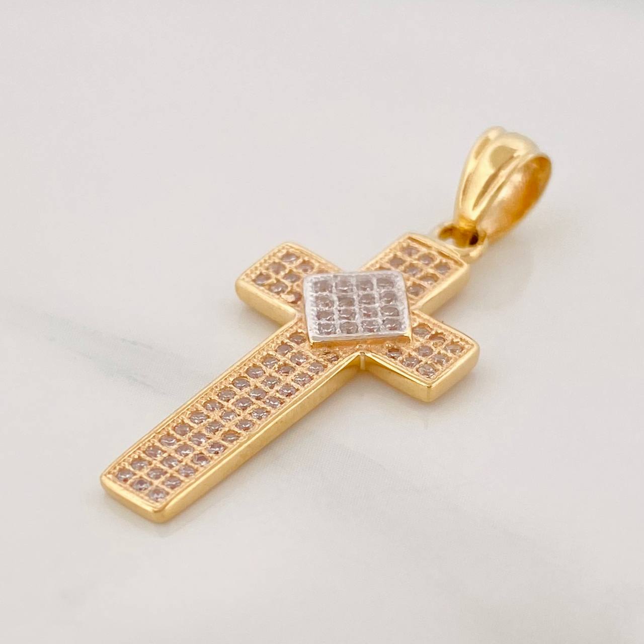 Dije Cruz Triangulo 2.6g / 3.4cm Dos Oros Amarillo Blanco 18K