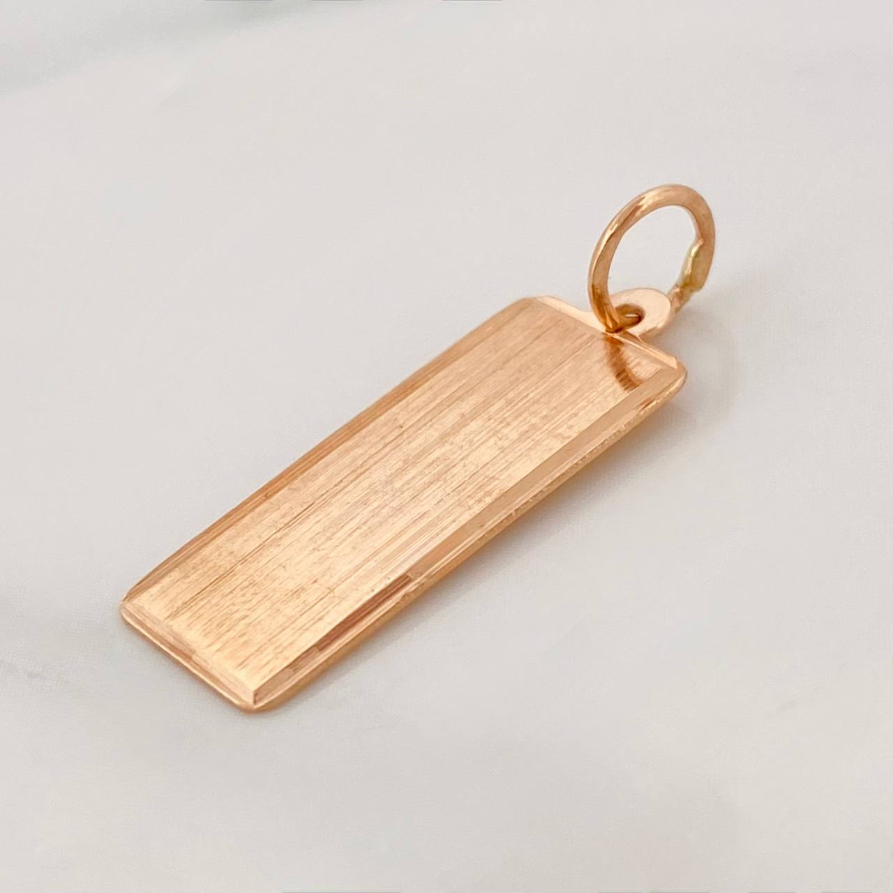 Dije Placa Rectangular 1.25g / 2.5cm Oro Rosa 18K