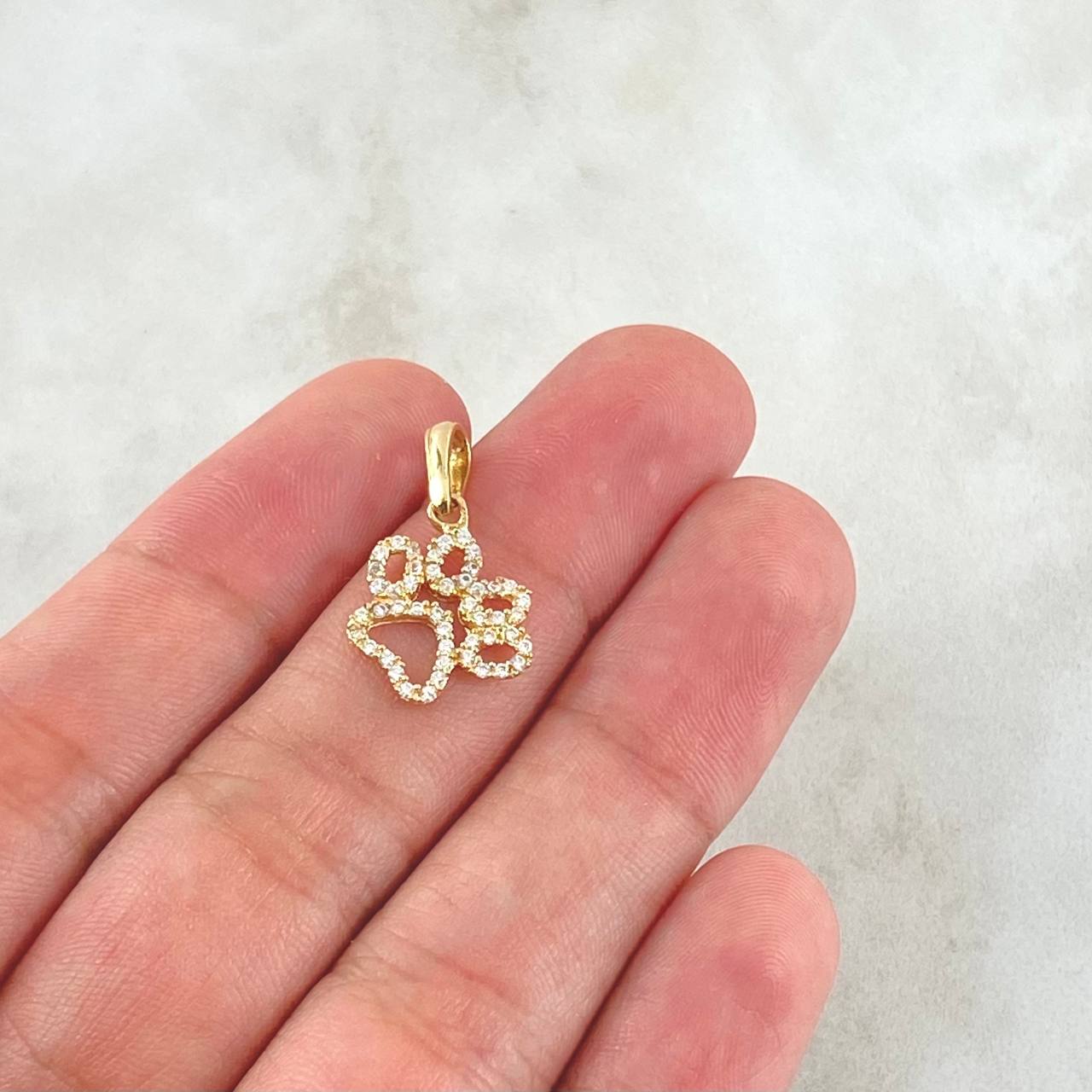 Dije Huella 0.95gr / 2cm / Circones Blancos Oro Amarillo 18K