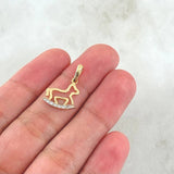 Dije Vaca Basteada 0.85gr / 2cm / Circones Blancos Oro Amarillo 18K