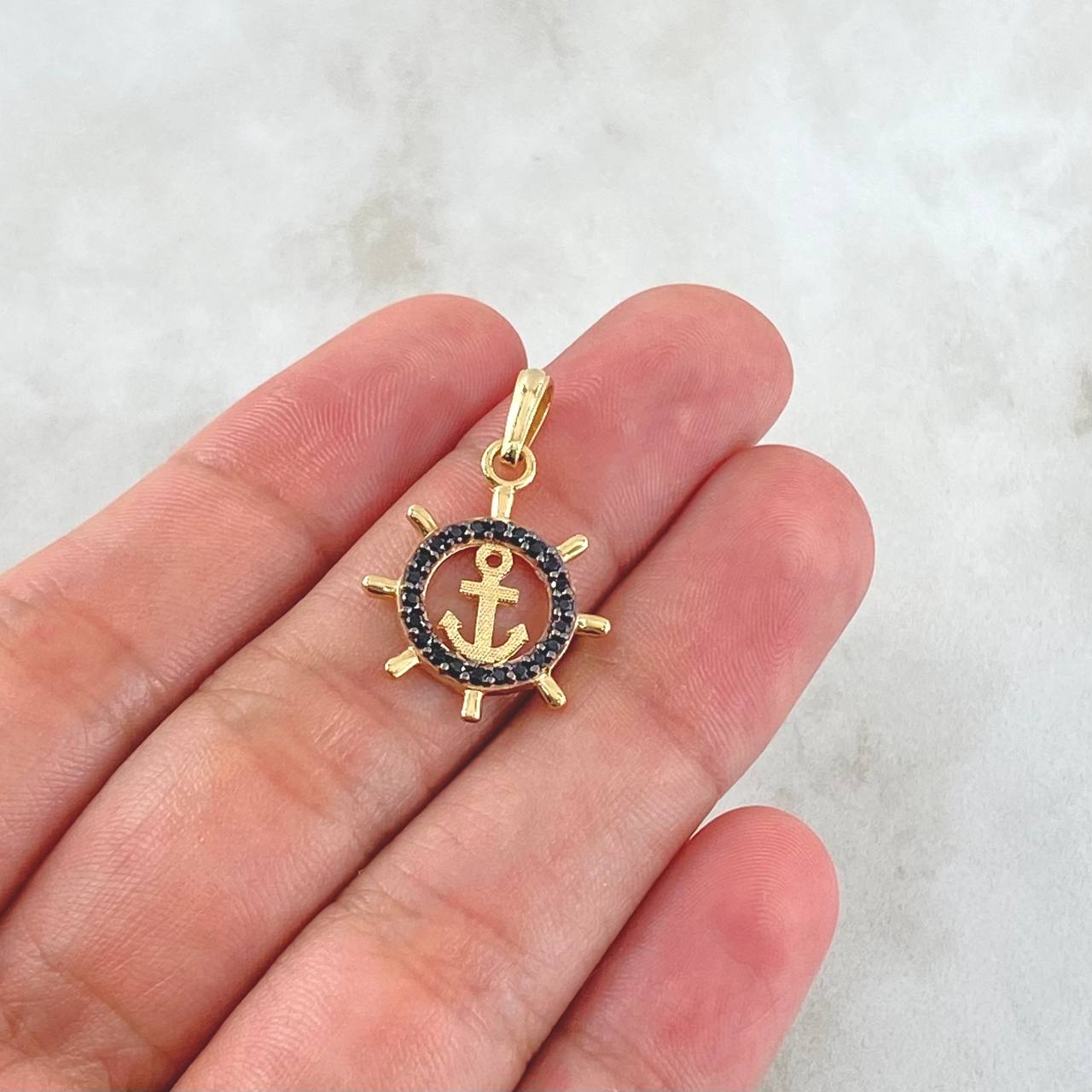 Dije Ancla Timón 1.7gr / 2.5cm / Circones Negros Oro Amarillo 18K