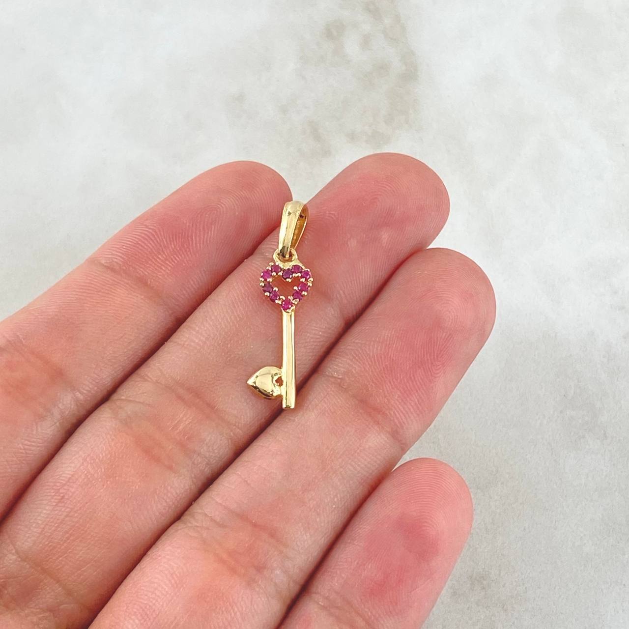 Dije Llave Corazón Hueco 0.75gr / 2.6cm / Circones Fucsias Oro Amarillo 18K