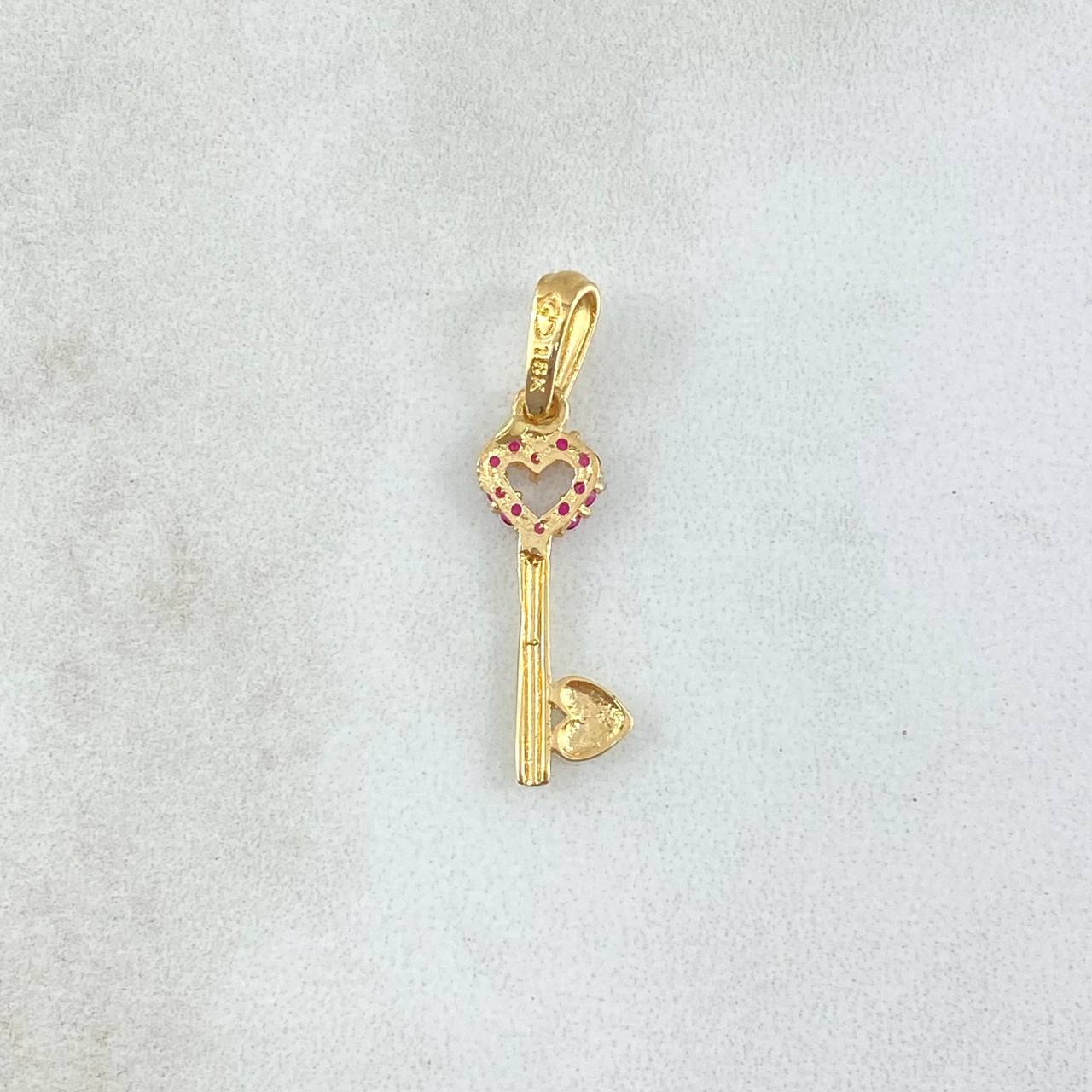 Dije Llave Corazón Hueco 0.75gr / 2.6cm / Circones Fucsias Oro Amarillo 18K