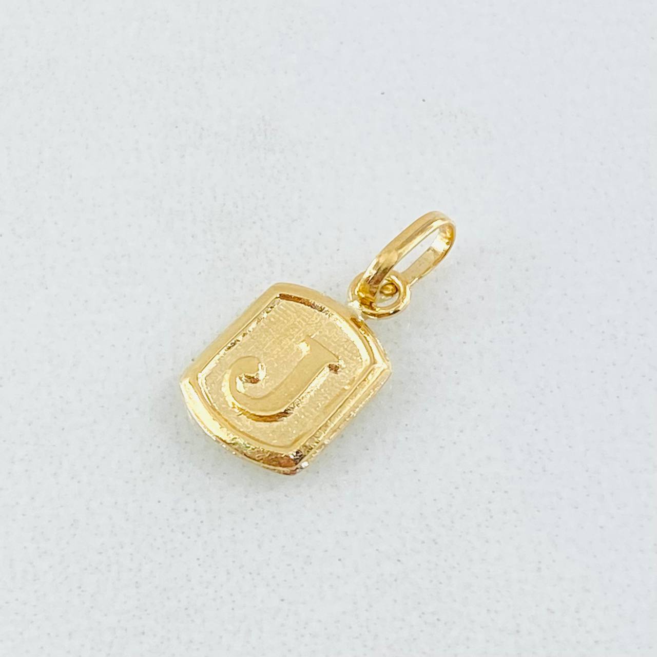 Dije Letra J 0.3g / 1.5cm Oro Amarillo 18K