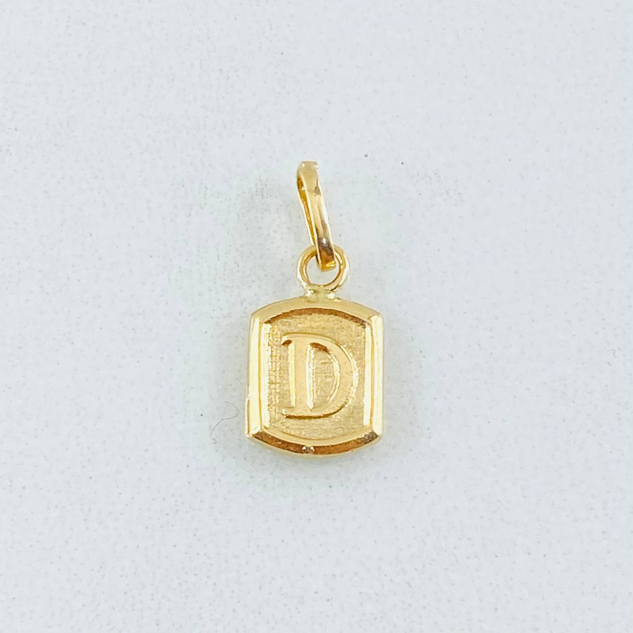 Dije Letra D Marco Texturizado 0.35gr / 1.5cm / Oro Amarillo 18K