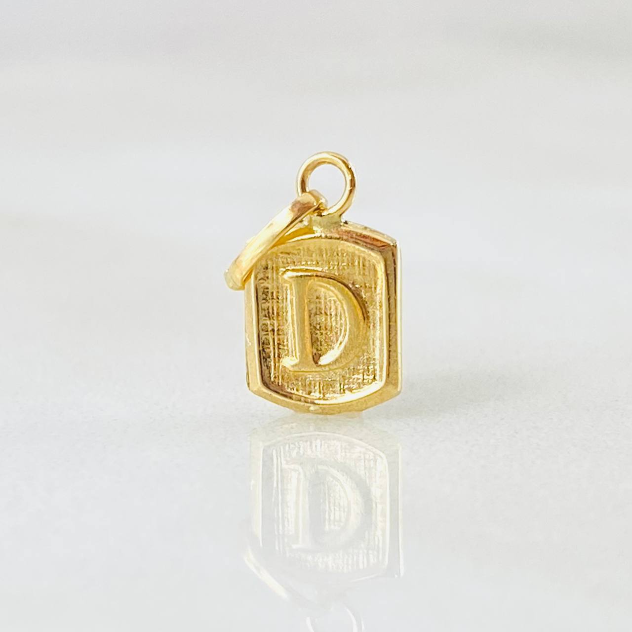 Dije Letra D Marco Texturizado 0.35gr / 1.5cm / Oro Amarillo 18K