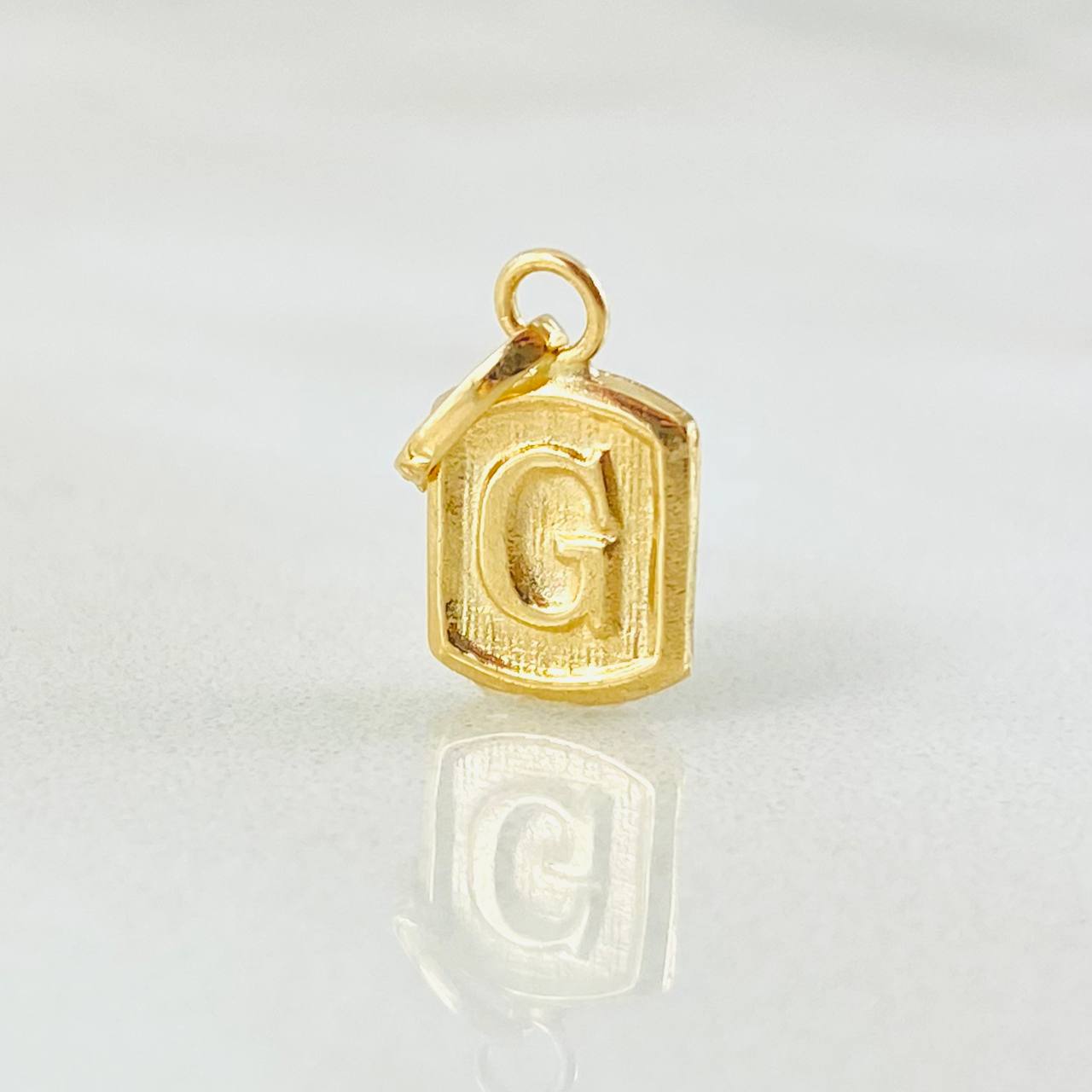 Dije Letra G 0.3gr / 1.5cm / Oro Amarillo 18K ©
