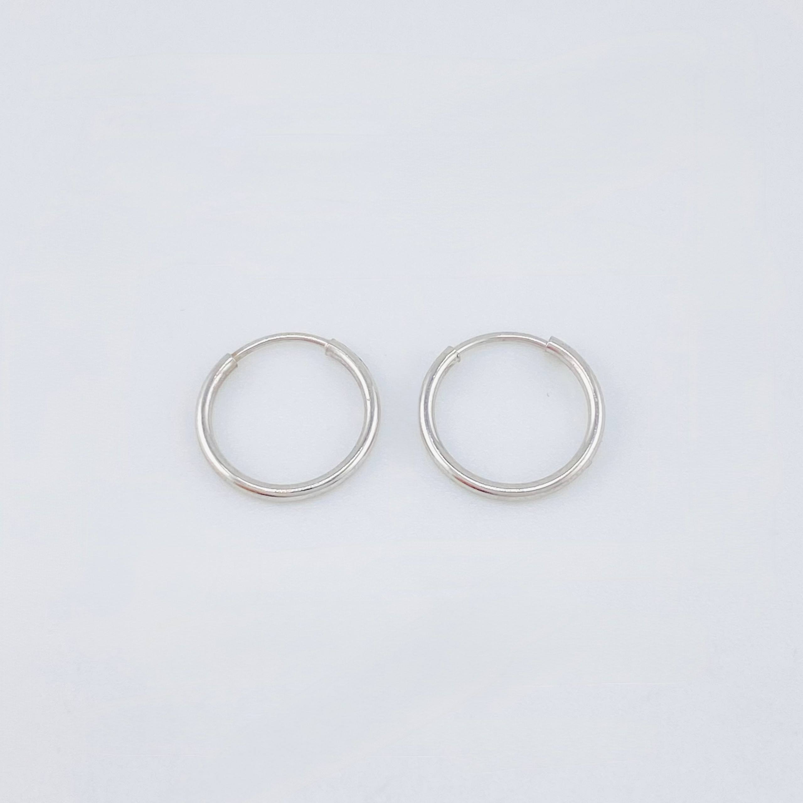 Candongas Aro Liso 0.4gr / 1.1cm / Oro Blanco 18K ©