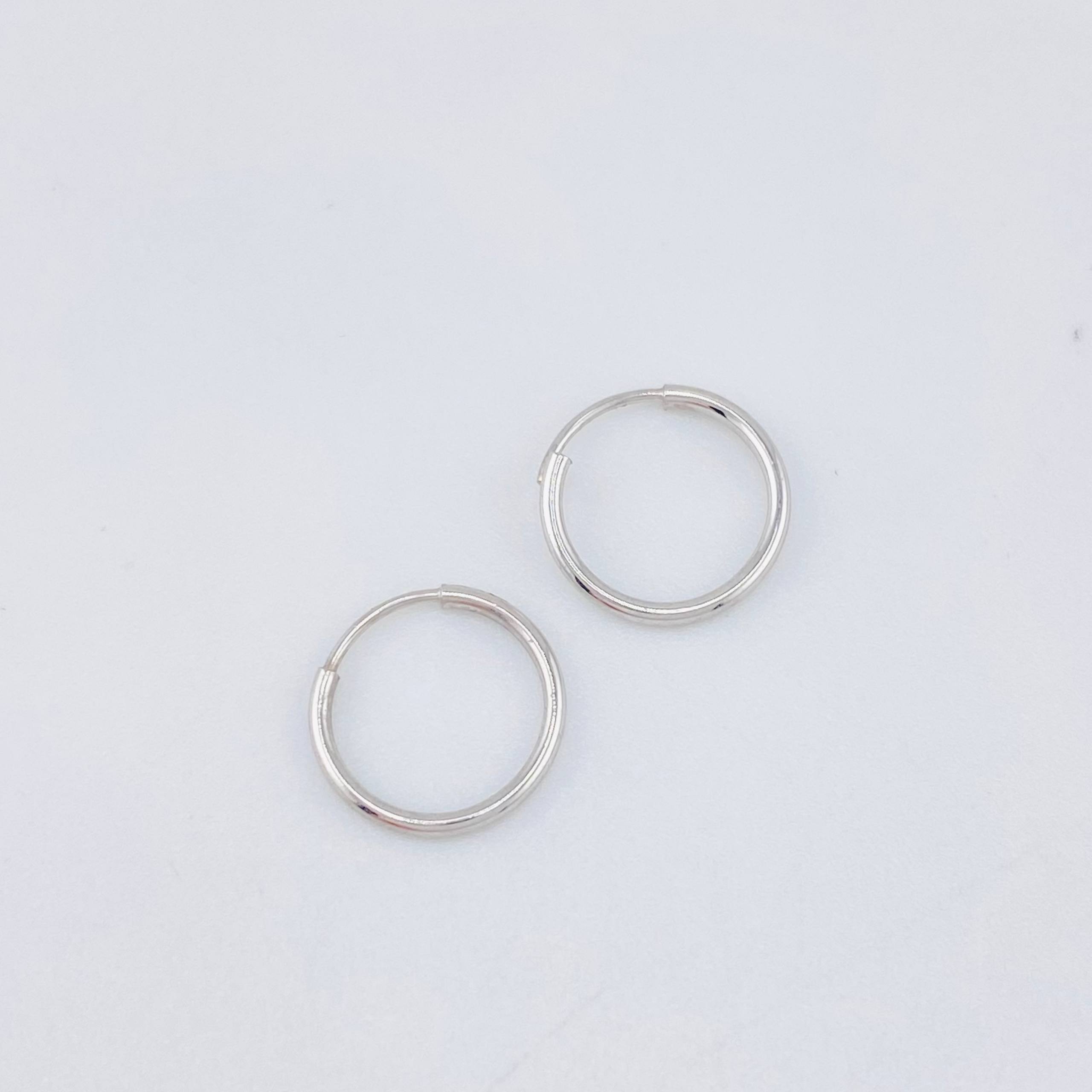 Candongas Aro Liso 0.4gr / 1.1cm / Oro Blanco 18K