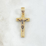 Dije Crúz Cristo Rayado Latino 4.15gr / 3.6cm / Circones Blancos Oro Amarillo 18K