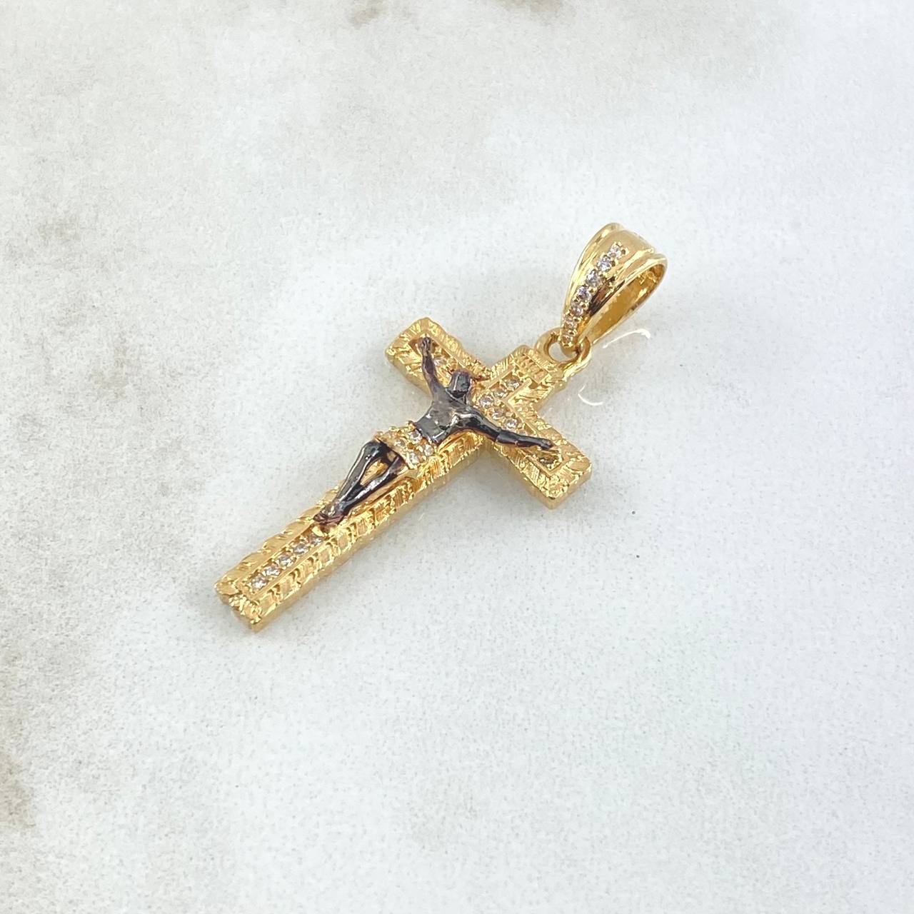 Dije Crúz Cristo Rayado Latino 4.15gr / 3.6cm / Circones Blancos Oro Amarillo 18K