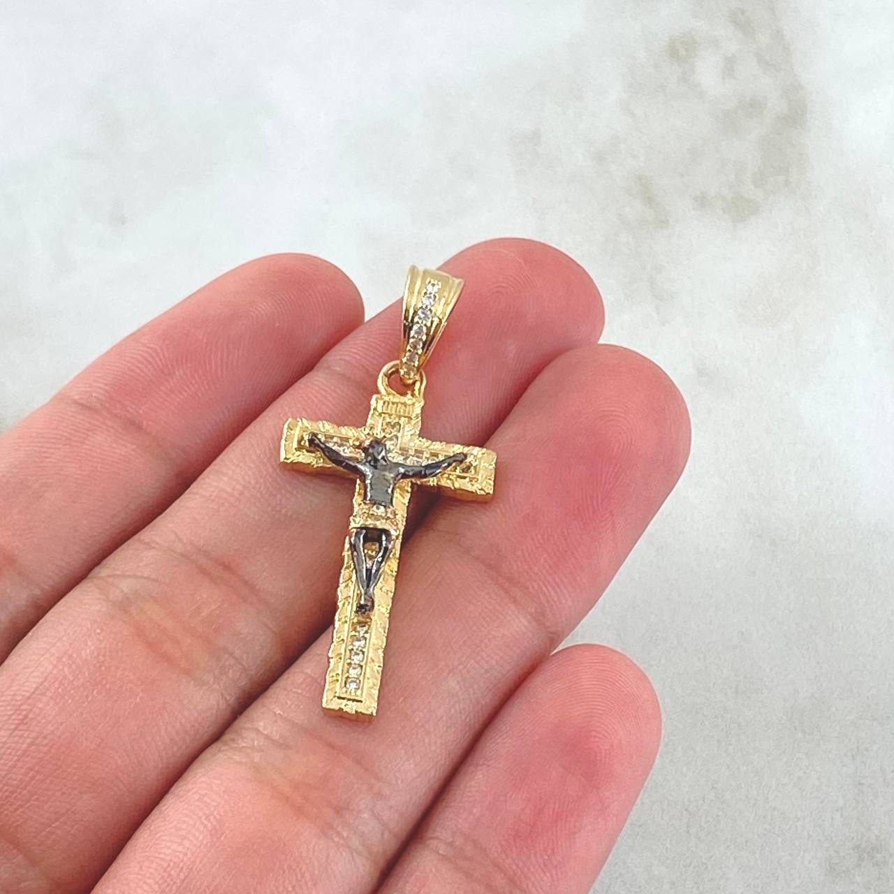 Dije Crúz Cristo Rayado Latino 4.15gr / 3.6cm / Circones Blancos Oro Amarillo 18K