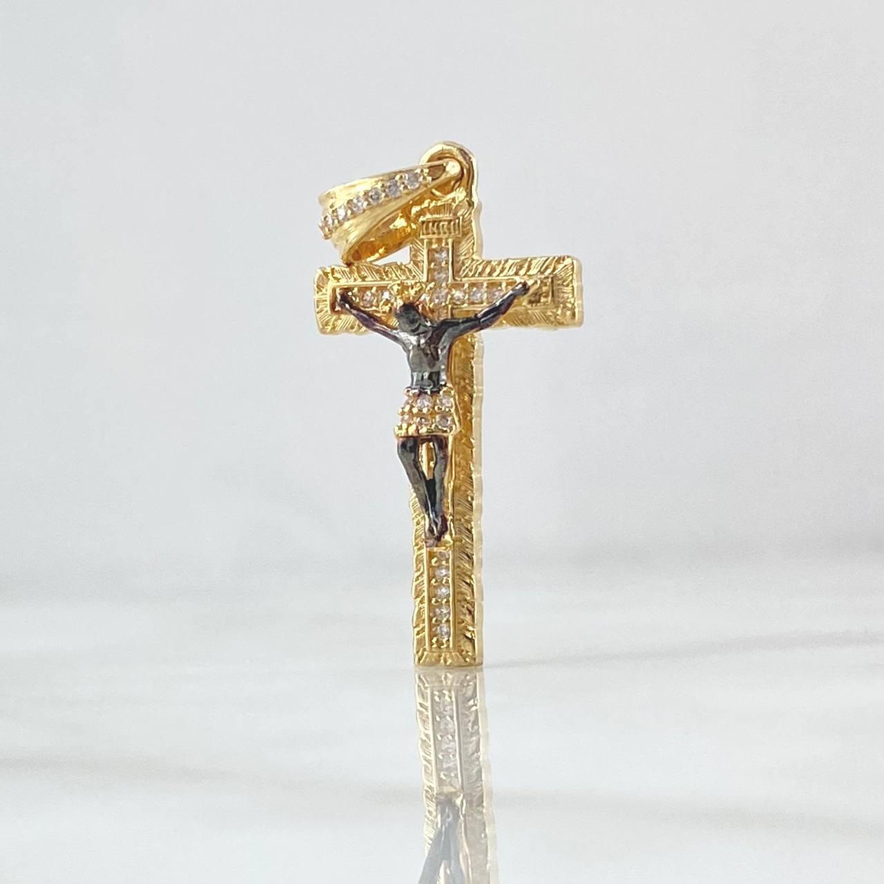 Dije Crúz Cristo Rayado Latino 4.15gr / 3.6cm / Circones Blancos Oro Amarillo 18K