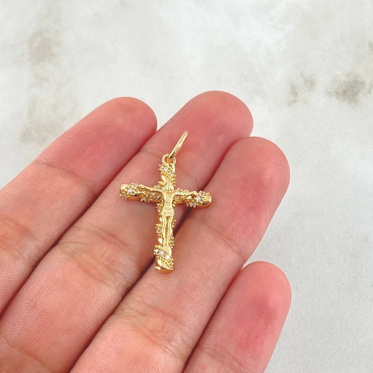 Dije Crúz Cristo Espiralizado 2.15gr / 2.9cm / Circones Blancos Oro Amarillo 18K