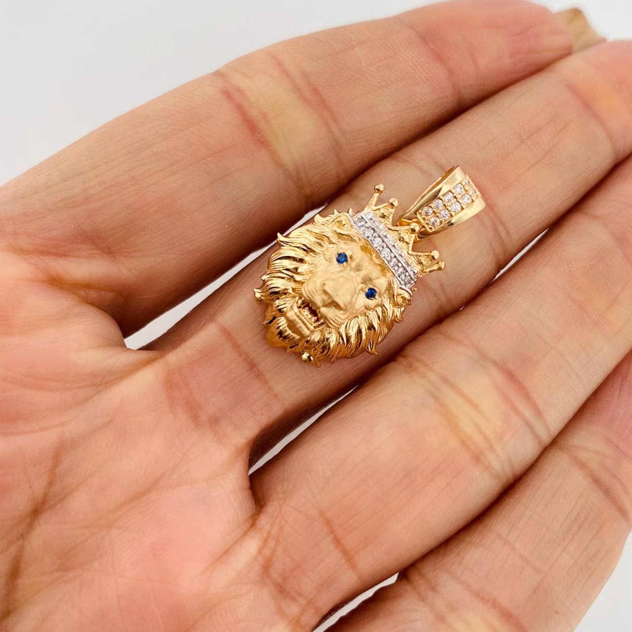 Dije León Corona 3.6g / 2.6cm Dos Oros Amarillo Blanco 18K