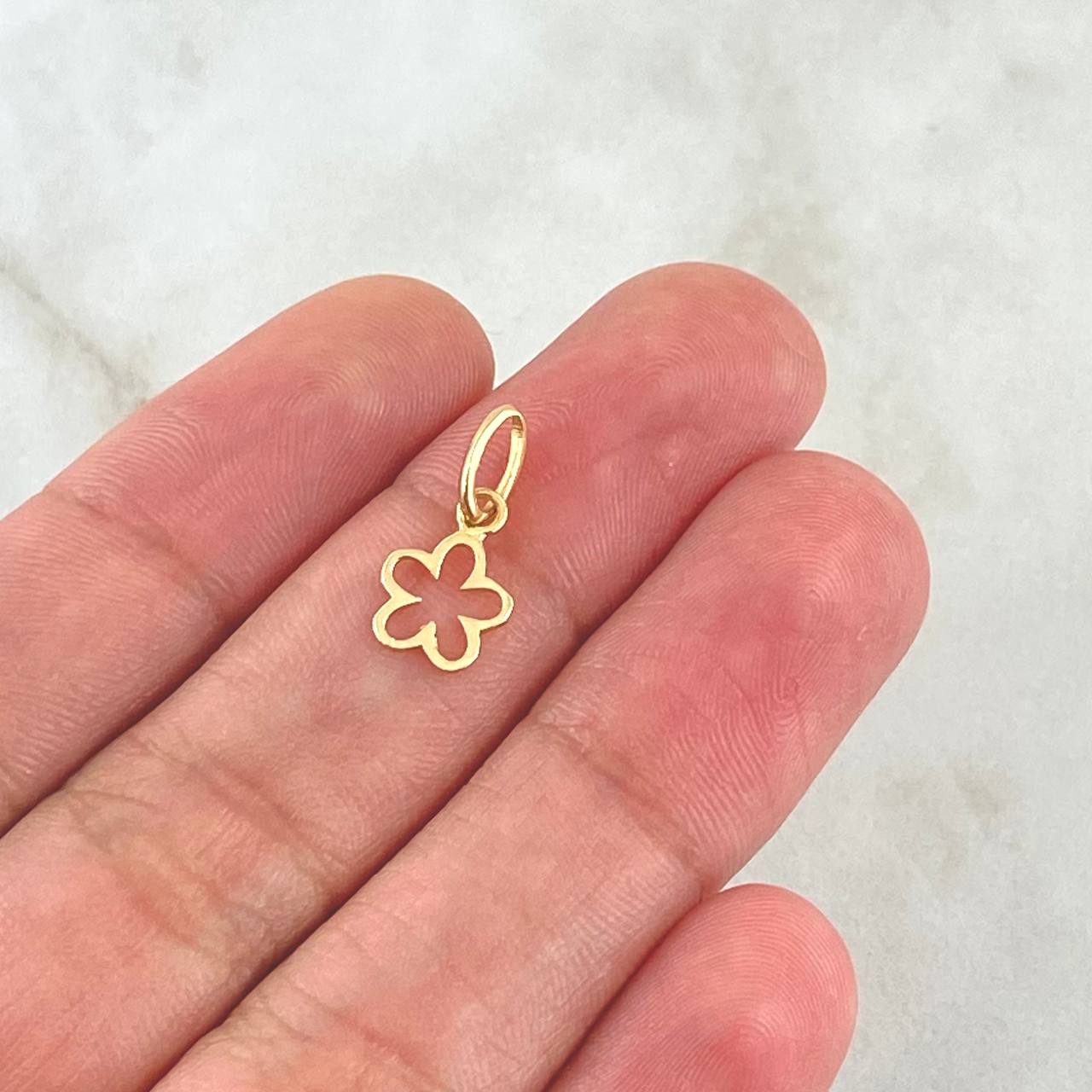 Dije Flor 0.3gr / 1.5cm / Silueta Lisa Oro Amarillo 18K *
