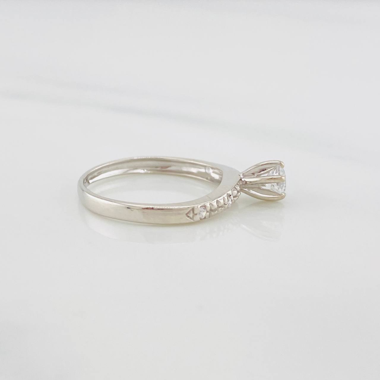 Anillo Solitario curvo 1.75g / T5 1/2 Oro Blanco 18K