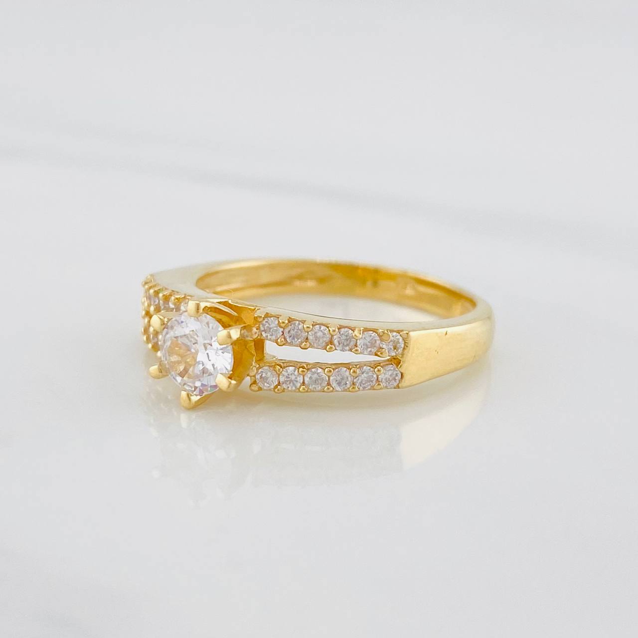 Anillo Solitario Lineas 3.35g / T6 Oro Amarillo 18K