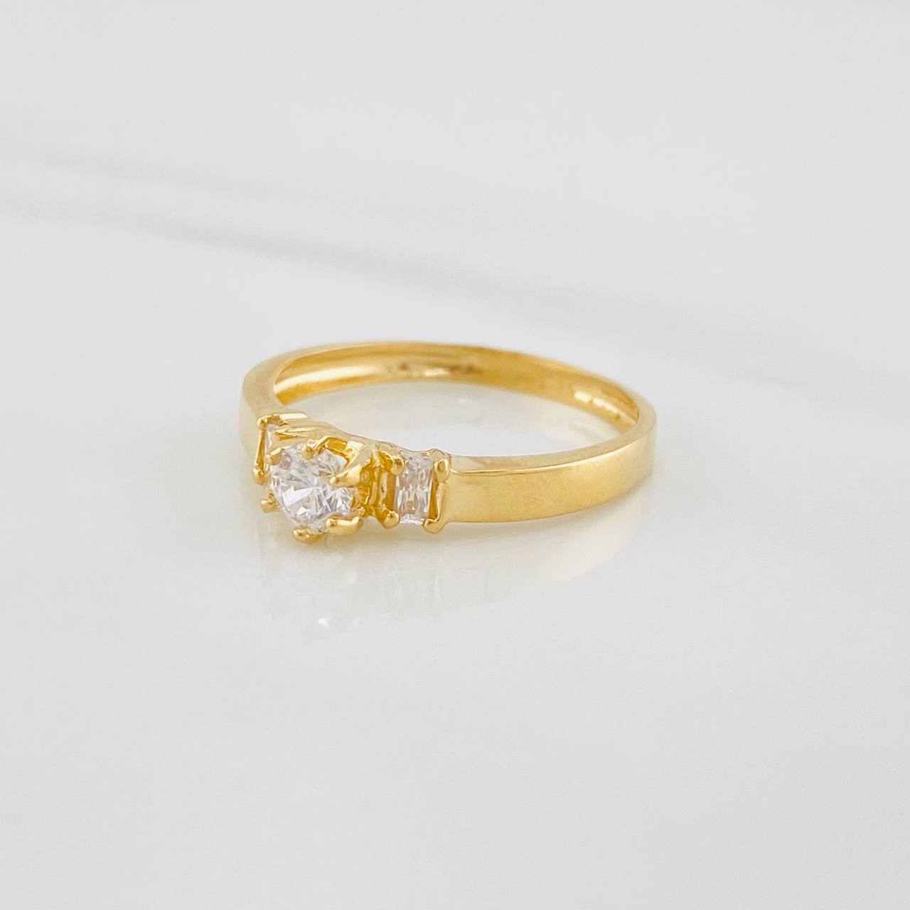 Anillo Solitario trio 2.05g / T7 Oro Amarillo 18K