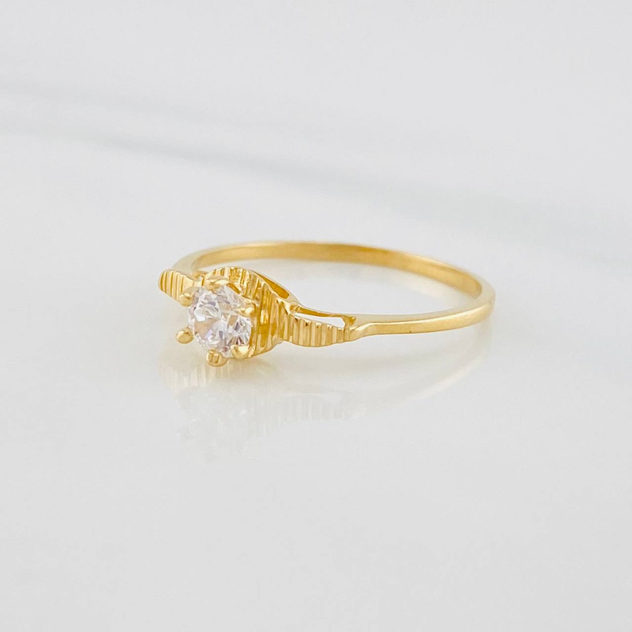 Anillo Solitario lineas 1.2g / T6 1/4 Oro Amarillo 18K