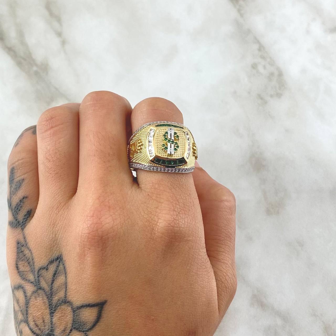 Anillo Sello Signo Dólar 11.25gr / T10 3/4 / Abultado Circones Blancos Verdes Dos Oros Amarillo Blanco 18K ©
