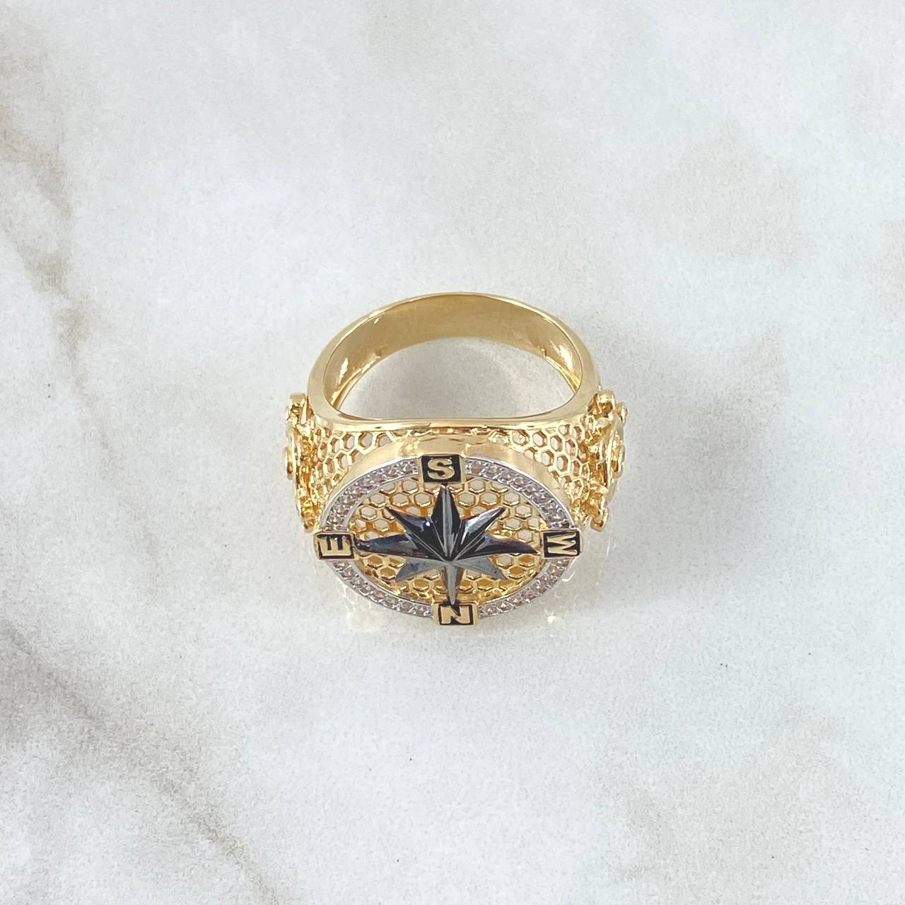 Anillo Brujula Enmallada 9.25gr / T9 1/2 / Circones Blancos Dos Oros Amarillo Blanco 18K ©