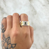 Anillo Correa de Ajedrez Texturizada 6.85gr / T9 / Circones Blancos Verdes  Dos Oros Amarillo Blanco 18K ©
