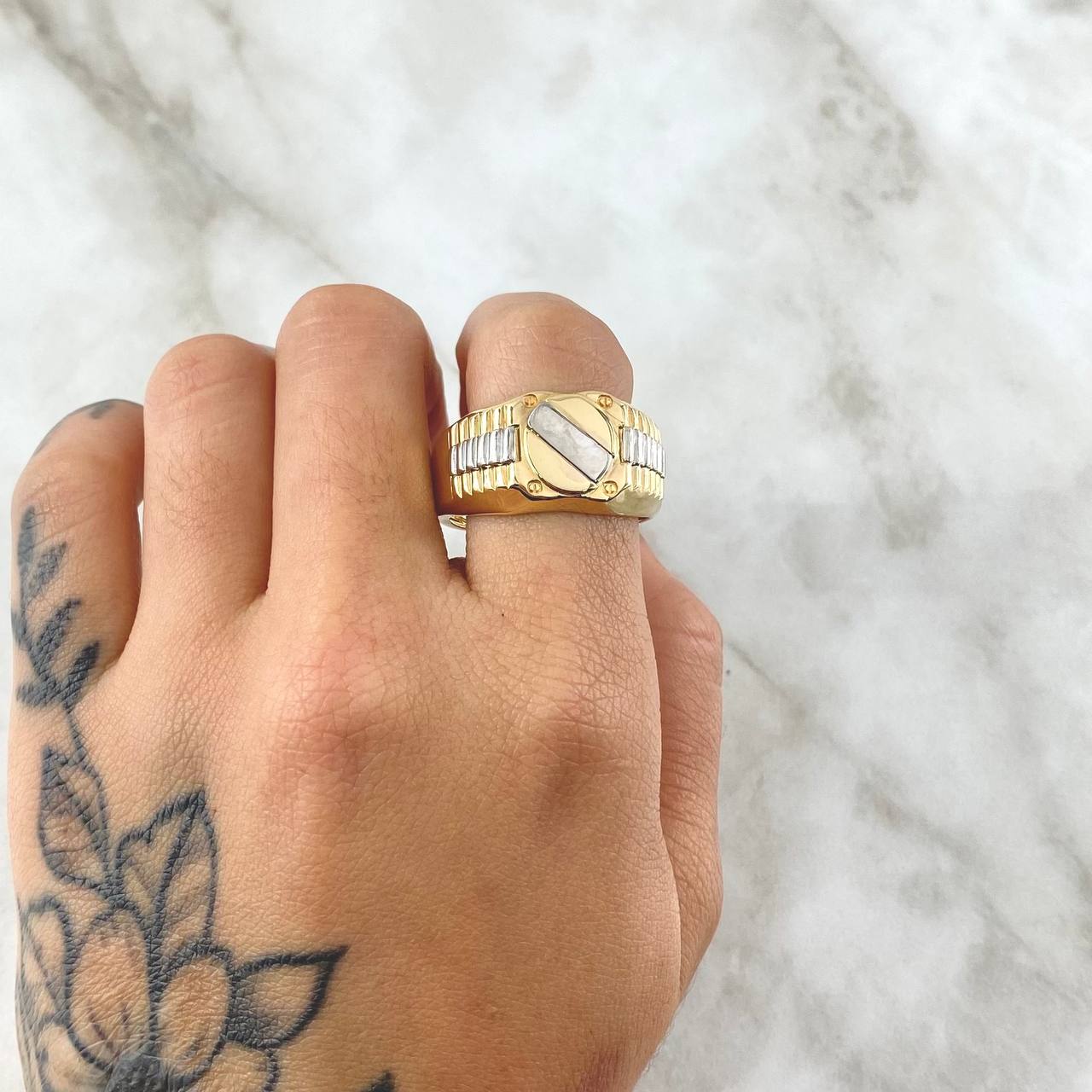 Anillo Correa Trinity 8.4gr / T11 3/4 / Liso Dos Oros Amarillo Blanco 18K