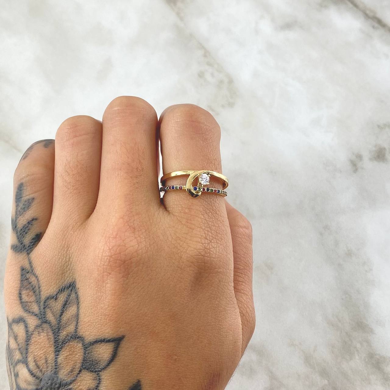 Anillo Solitario Ola Paralela 2.65gr / T6 / Circones Multicolor Oro Amarillo 18K