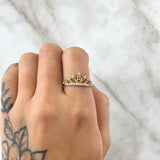 Anillo 15s Corona Punteada 2.2gr / T7 1/4 / Circones Blancos Oro Amarillo 18K
