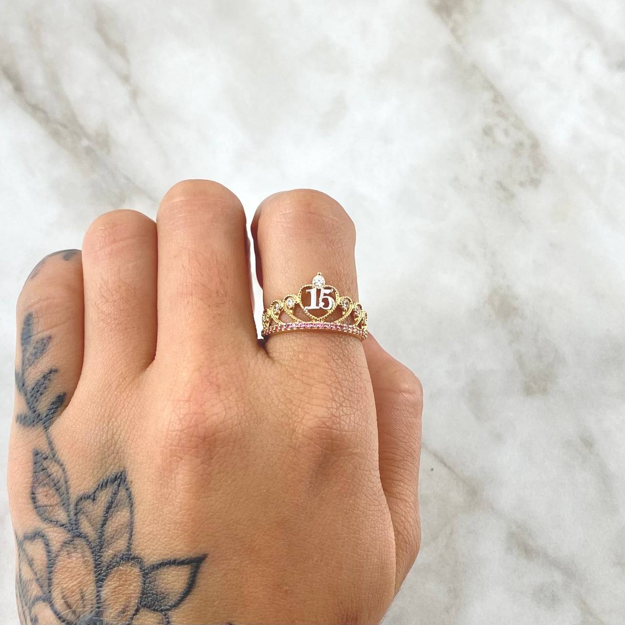 Anillo 15s Corona Pavo Real 2.3gr / T6 1/4 / Circones Blancos Lila Dos Oros Amarillo Blanco 18K