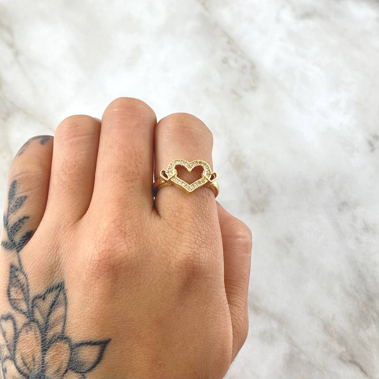 Anillo Corazones Atrapados 3.15gr / T6 1/4 / Circones Blancos Oro Amarillo 18K