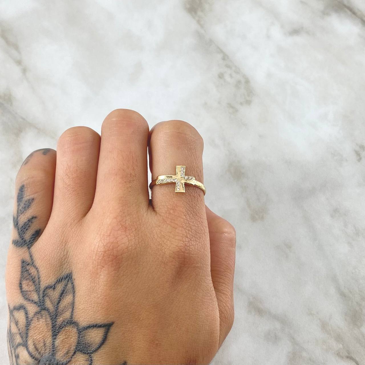 Anillo Crúz Interna 1.5gr / T5 1/4 / Circones Blancos Oro Amarillo 18K