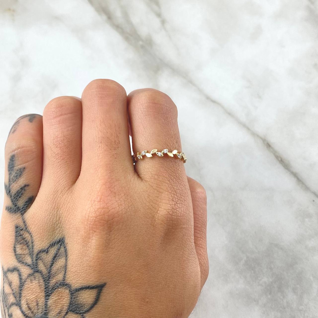 Anillo Hojas Intercaladas 1.3gr / T7 1/4 / Circones Blancos Oro Amarillo 18K  ©