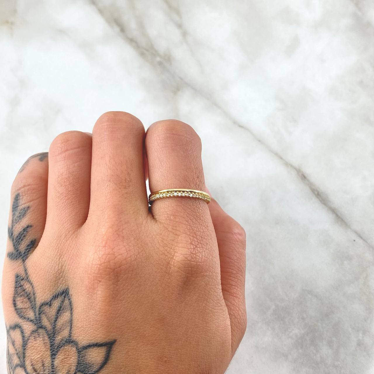Anillo Churumbela Linea Parcial 1.8gr / T6 3/4 / Circones Blancos Oro Amarillo 18K ©