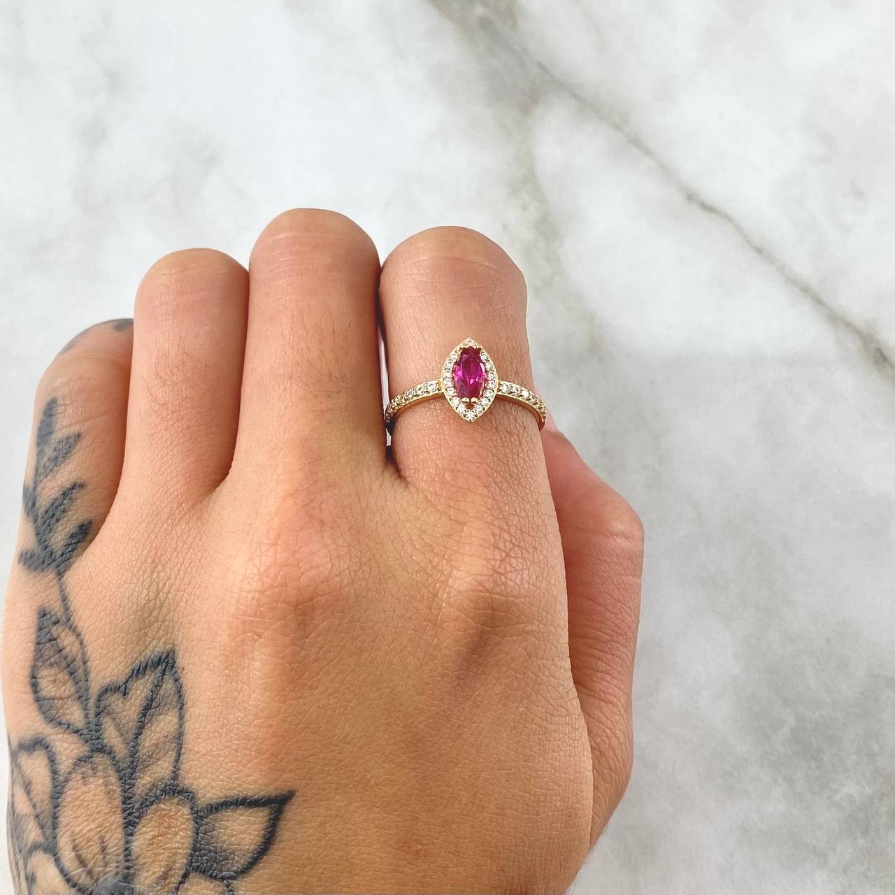 Anillo Ojo de Marqueza 2.1gr / T6 1/2 / Circones Blancos Fucsia Oro Amarillo 18K