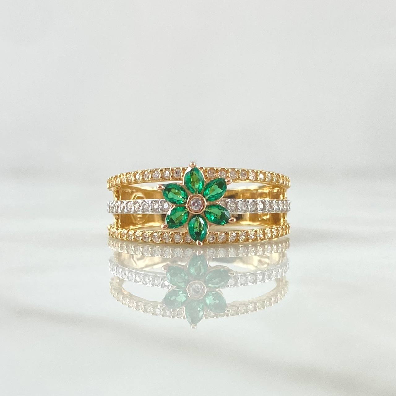 Anillo Flor Tres Lineas 3.8gr / T7 1/4 / Circones Blancos Verdes Tres Oros 18K