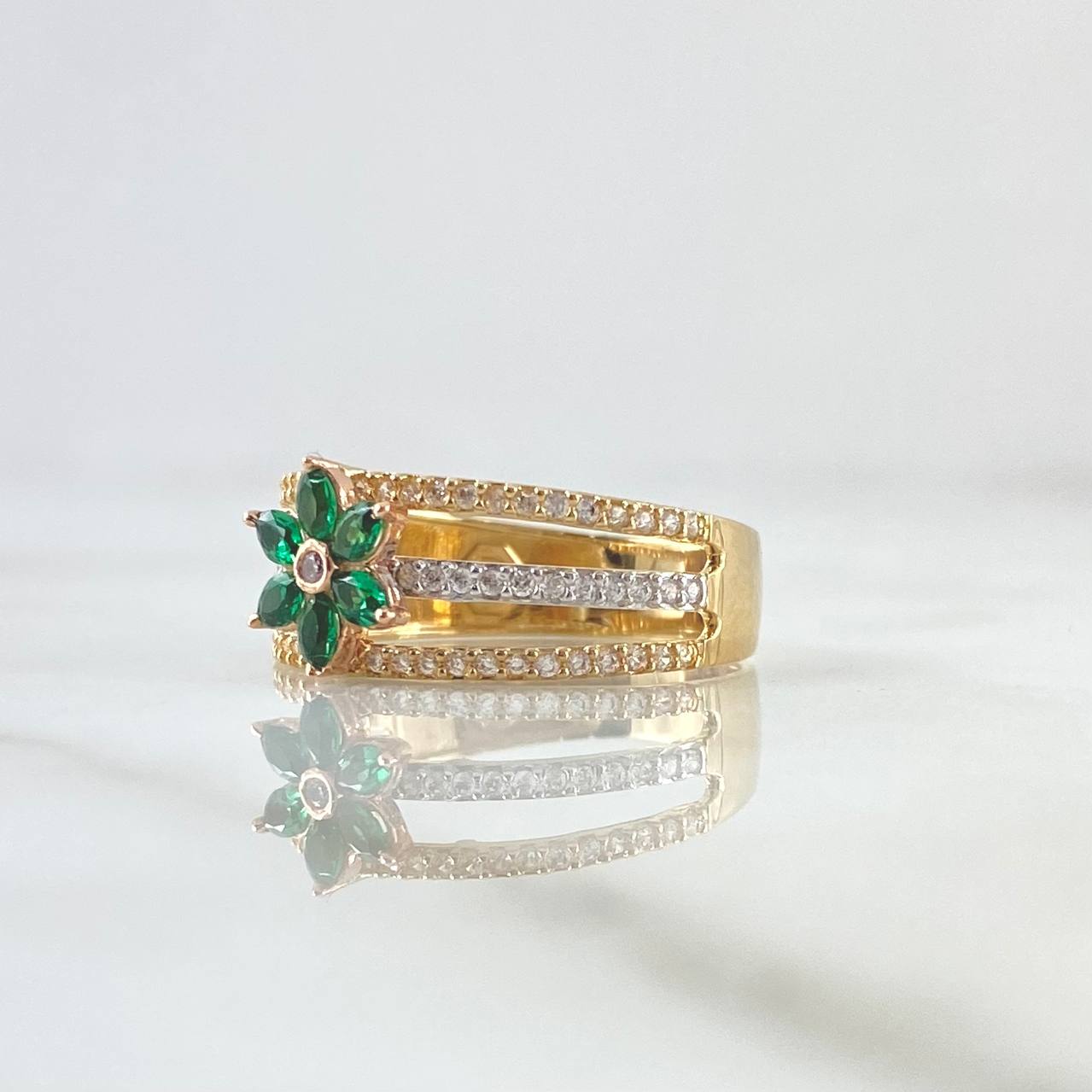 Anillo Flor Tres Lineas 3.8gr / T7 1/4 / Circones Blancos Verdes Tres Oros 18K