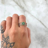 Anillo Flor Tres Lineas 3.8gr / T7 1/4 / Circones Blancos Verdes Tres Oros 18K